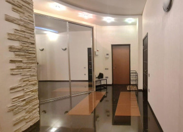 В центре, недалеко от дворца Гейдара Алиева, в здании