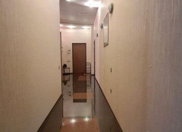 В центре, недалеко от дворца Гейдара Алиева, в здании