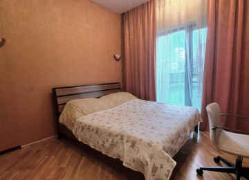 В центре, недалеко от дворца Гейдара Алиева, в здании