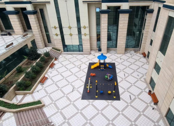 В центре, недалеко от дворца Гейдара Алиева, в здании