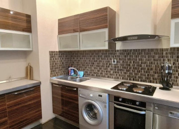 В центре, недалеко от дворца Гейдара Алиева, в здании