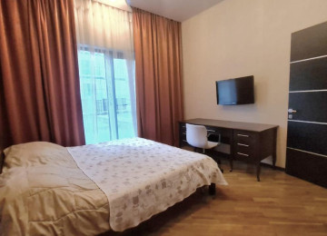 В центре, недалеко от дворца Гейдара Алиева, в здании