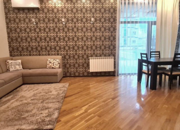 В центре, недалеко от дворца Гейдара Алиева, в здании