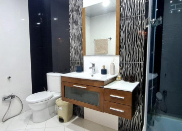 В центре, недалеко от дворца Гейдара Алиева, в здании