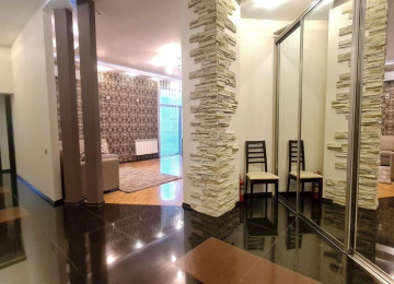 В центре, недалеко от дворца Гейдара Алиева, в здании