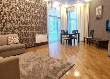 В центре, недалеко от дворца Гейдара Алиева, в здании