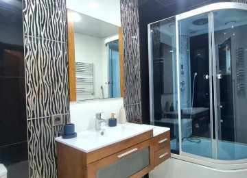 В центре, недалеко от дворца Гейдара Алиева, в здании