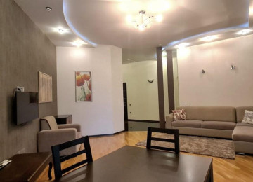 В центре, недалеко от дворца Гейдара Алиева, в здании