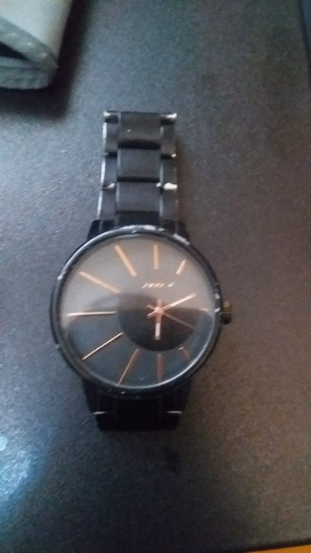 Ouu qol saatları təcili satılır