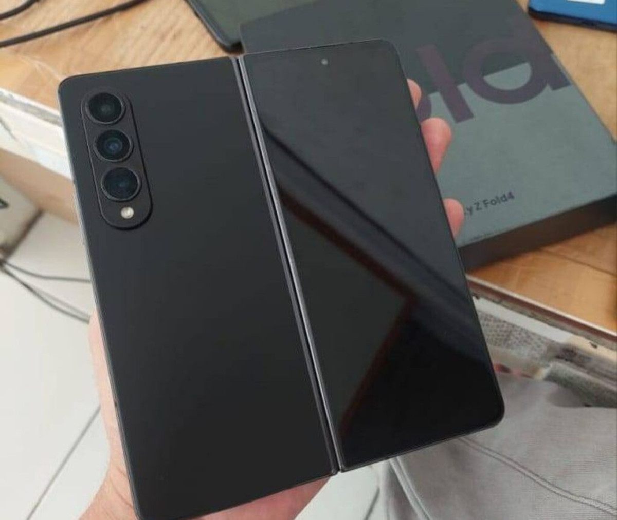 Salam. Z fold 4 Telefon ideal veziyyetdedir.ust terefi ve