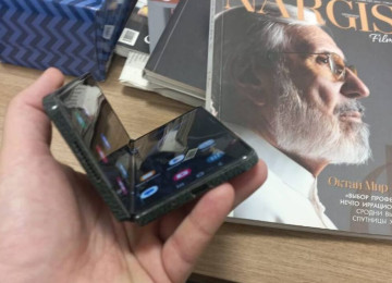 Salam. Z fold 4 Telefon ideal veziyyetdedir.ust terefi ve