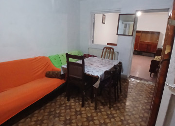 Yasamal rayonu 1 ci alatavada 2 otaqli ev kiraye verilir.Ev