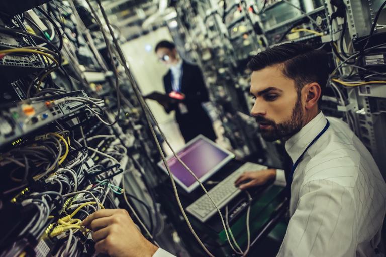 Komputer Servis ●Serverlerin yığılması və idarə edilməsi