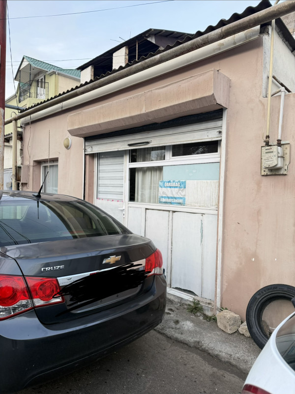 Milli Qvardiya ilə üzbəüz yerləşir. Nəsimi və Azadlıq