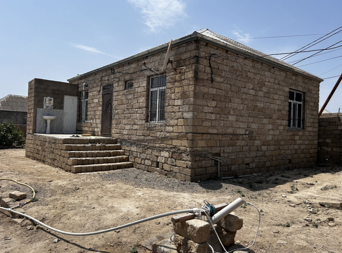 TƏCİLİ SATILIR . ŞƏXSİ EVİMDİR . Yeni Tikilidir . Tikilişdə