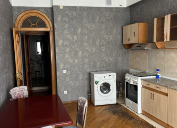 Memar Əcəmi metrosuna, və Moskva univermagının yaxınlıgında