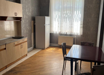 Memar Əcəmi metrosuna, və Moskva univermagının yaxınlıgında