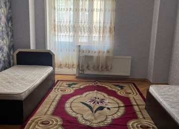 Memar Əcəmi metrosuna, və Moskva univermagının yaxınlıgında