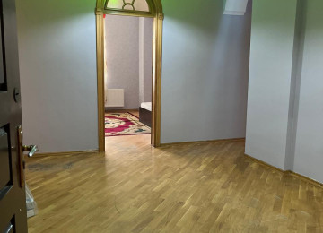 Memar Əcəmi metrosuna, və Moskva univermagının yaxınlıgında