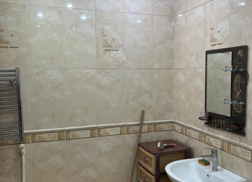 Memar Əcəmi metrosuna, və Moskva univermagının yaxınlıgında