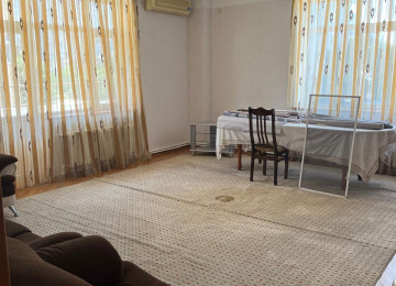 Memar Əcəmi metrosuna, və Moskva univermagının yaxınlıgında