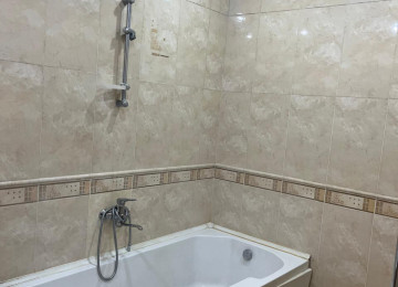 Memar Əcəmi metrosuna, və Moskva univermagının yaxınlıgında