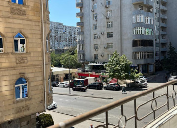 Memar Əcəmi metrosuna, və Moskva univermagının yaxınlıgında