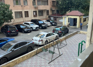 Memar Əcəmi metrosuna, və Moskva univermagının yaxınlıgında