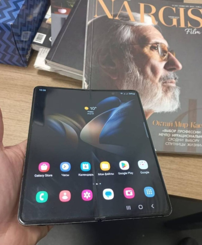 Salam. Z fold 4 Telefon ideal veziyyetdedir.ust terefi ve