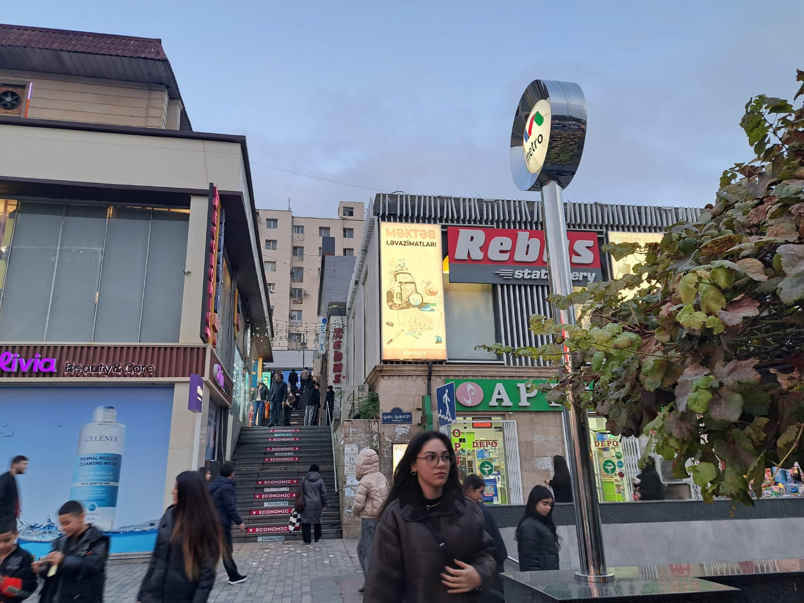 Nizami rayonu Neftcilər metrosunun çıxışı, Qara Qarayev