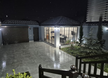 Qusarda Şahdağa gedən yolun &uuml;st&uuml;ndə villa