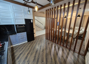 Qusarda Şahdağa gedən yolun &uuml;st&uuml;ndə villa