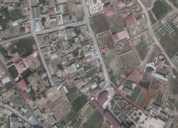 Çimərlikdən 850 aralıqda yerləşir. Çimərliyin yolu axıra