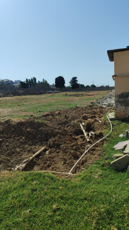 Merkezi yolun kenarıdı.Marşurut qarșısından keçir.Su, qaz,