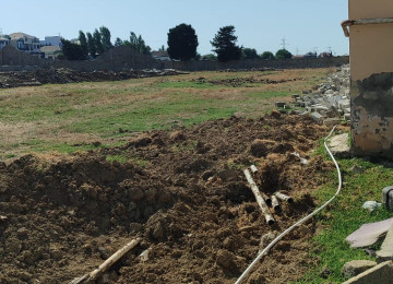 Merkezi yolun kenarıdı.Marşurut qarșısından keçir.Su, qaz,
