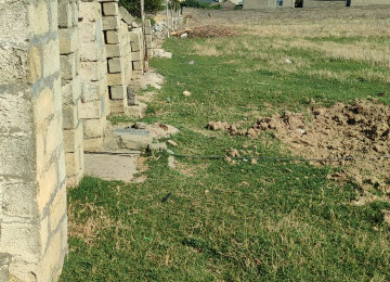 Merkezi yolun kenarıdı.Marşurut qarșısından keçir.Su, qaz,