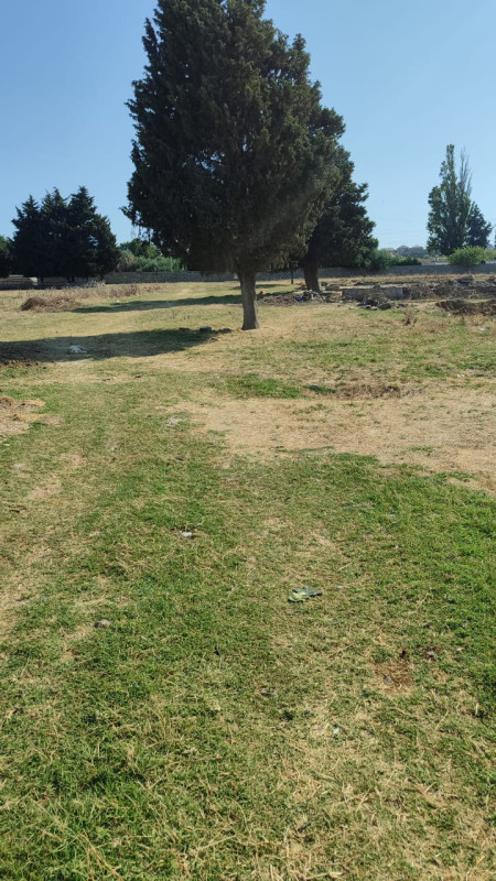 Merkezi yolun kenarıdı.Marşurut qarșısından keçir.Su, qaz,
