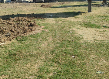 Merkezi yolun kenarıdı.Marşurut qarșısından keçir.Su, qaz,