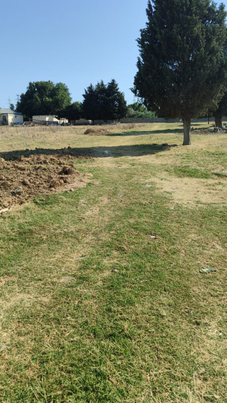 Merkezi yolun kenarıdı.Marşurut qarșısından keçir.Su, qaz,